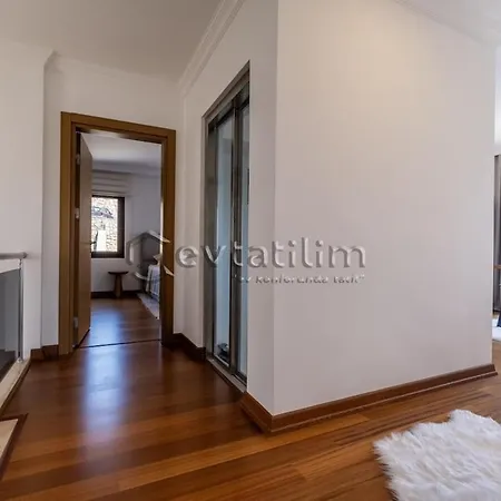 Castle By Evtatilim Vilă